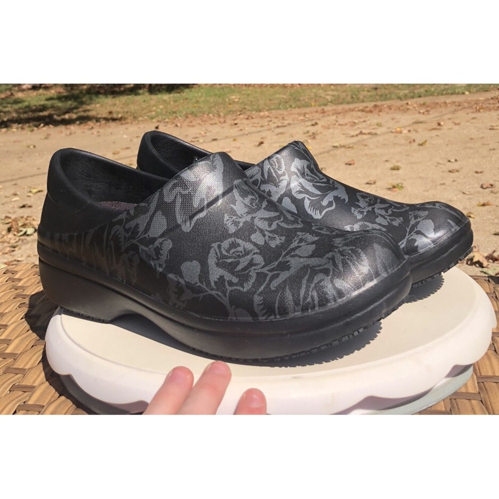 Crocs Size 8 Neria Pro II Women Black & Grey  Graphic Work Nurse Clog Shoes EUC